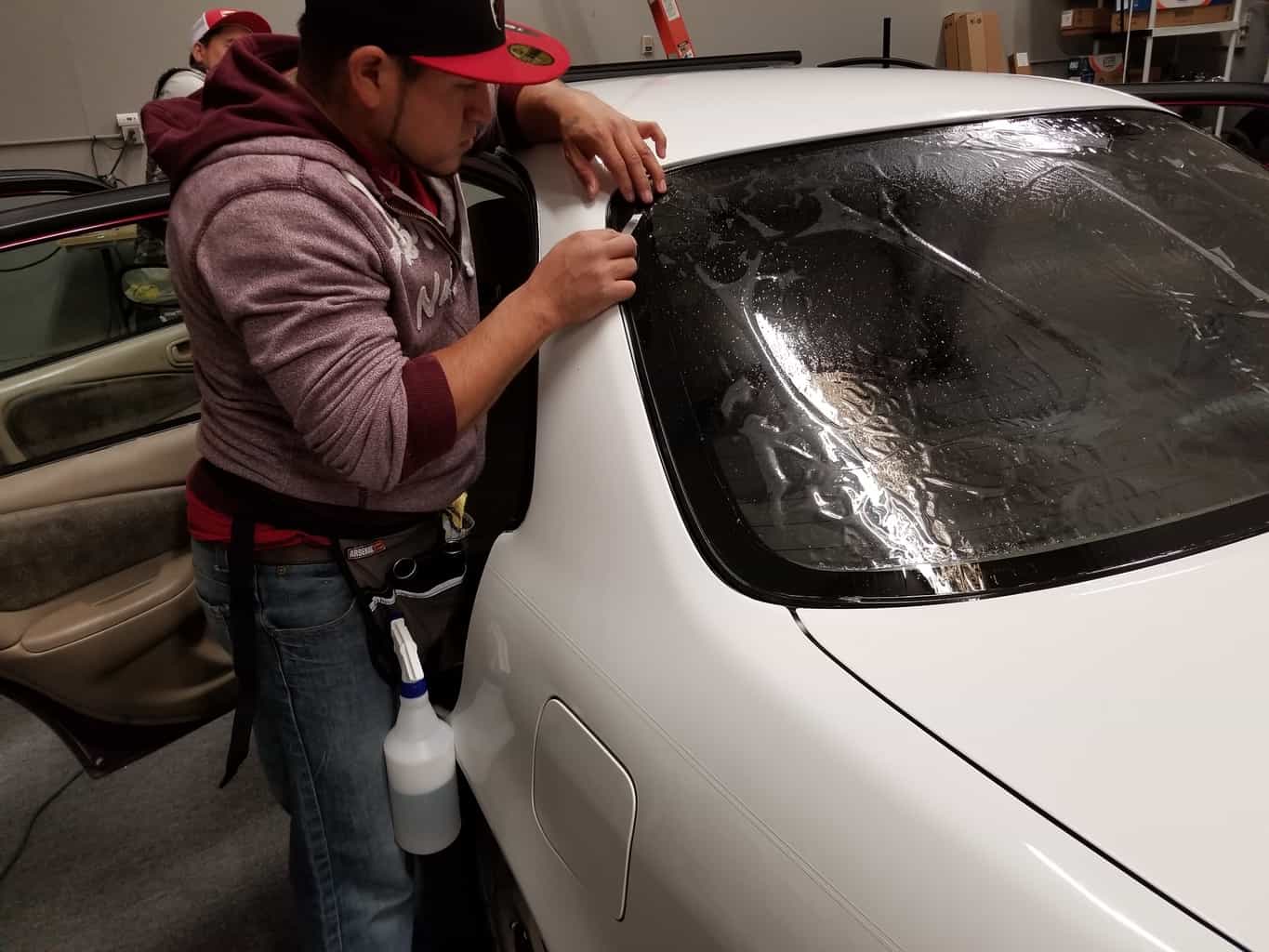 vitre teinté montreal technician working